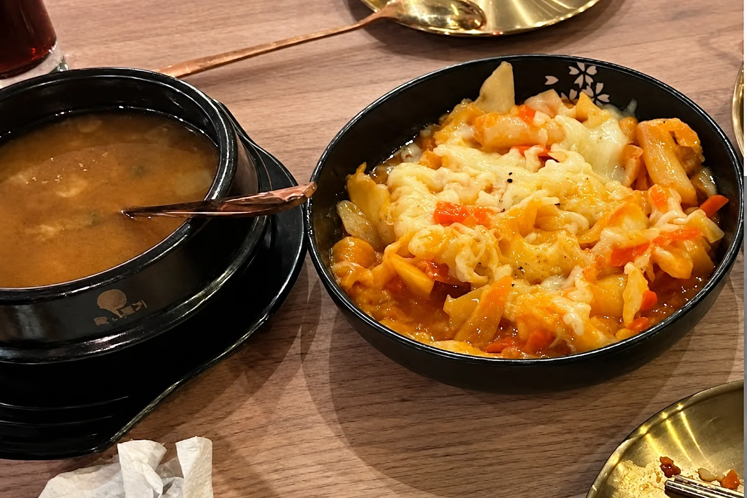 Plat dans un bol noir sur une table en bois