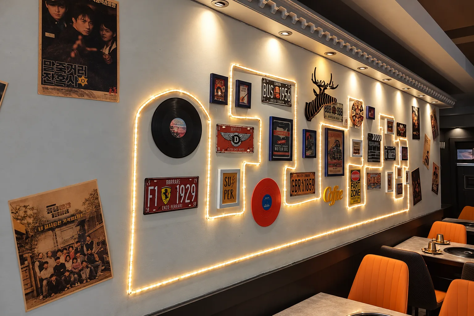 Mur décoré d'affiches et de plaques, chaises orange